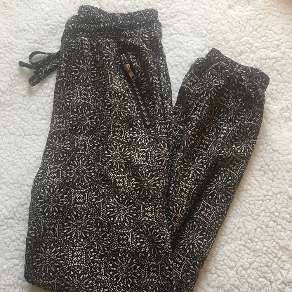 pretty print joggers NWOT